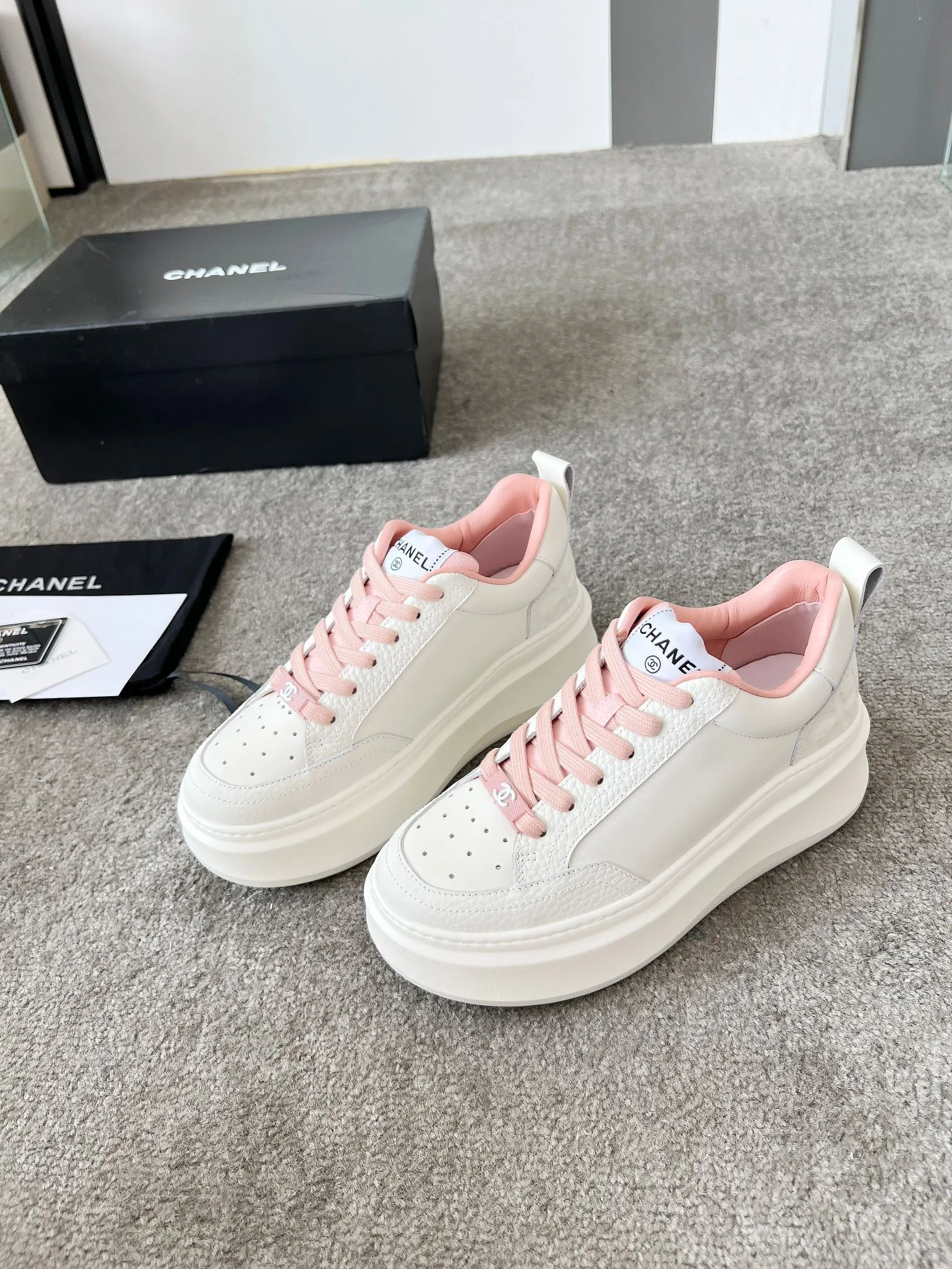 👟👟Ex-factory price 540👟👟 Super popular Chanel Chanel 2025 new casual sports shoes and sneakers. Hard to find in the counter. Super beautiful color. Very versatile. Super comfortable. Full of small fragrance. Classic, durable and versatile. The upper is made of spliced materials. Genuine cowhide, sheepskin lining, original pU+Tpa sole, good resilience. Wear light, white, white and black, white and pink code number: 35-40